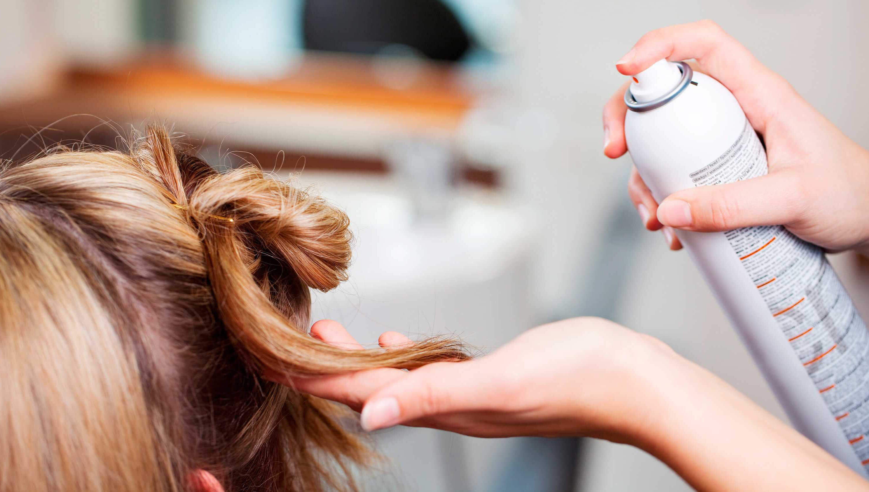 Peinado de mujer con spray para cabello