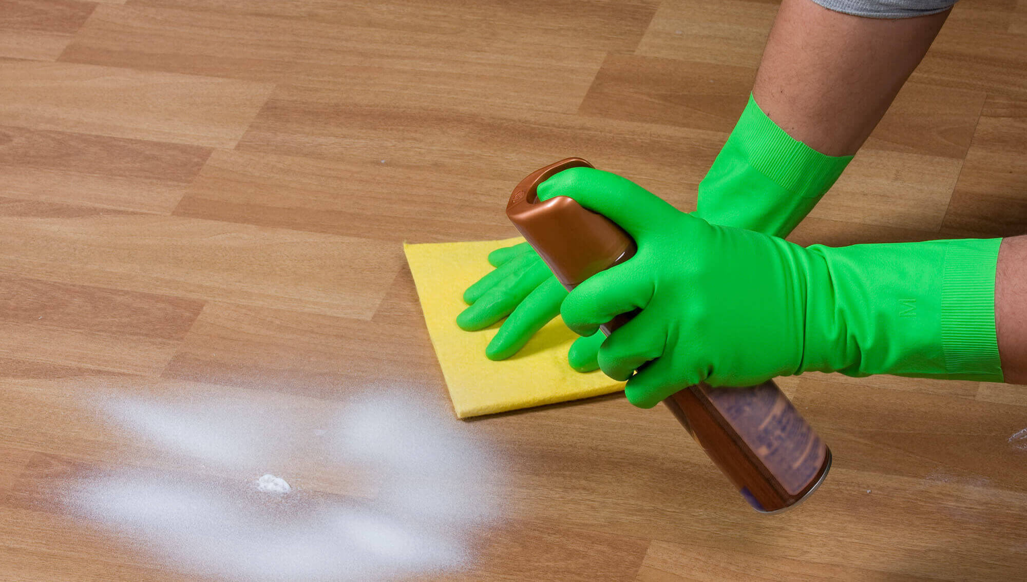 Limpieza de superficies con productos de limpieza enlatados